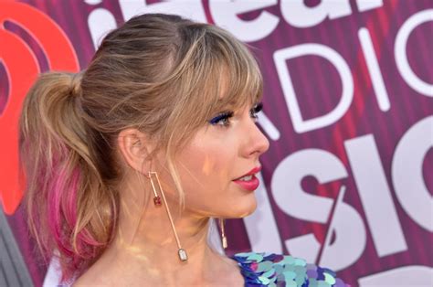 Taylor Swift Pink Hair At 2019 Iheart Radio Music Awards