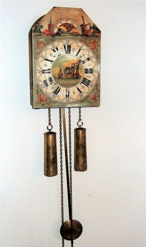 mooi vintage uurwerkje klok heeft een beschilderde wijzerplaat perfect lopend  daags uurwerk