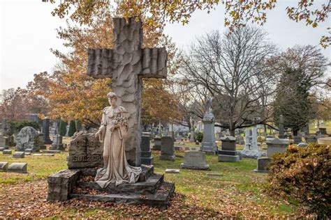 historic graves  visit  woodlawn cemetery   bronx uncovering  york