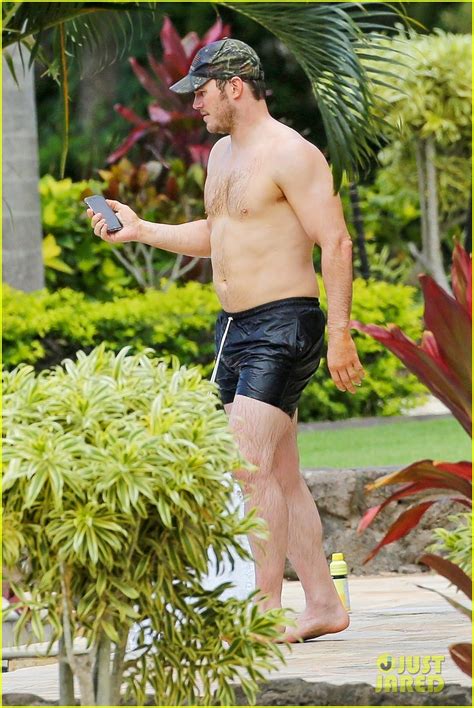 chris pratt goes shirtless shows off his hot body in hawaii photo