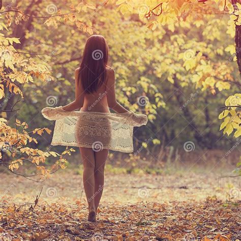 Bella Donna Nuda Che Cammina Nella Foresta Di Caduta Fotografia Stock