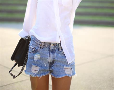 summer outfit idea how to style jean shorts glamour