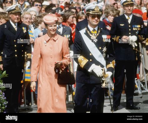 Swedish Royal Couple Waiting To Englands Queen Elizabeth Ii To Arrive