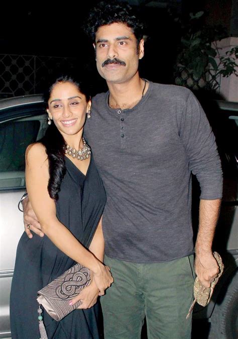 why was sikander kher carrying a purse entertainment