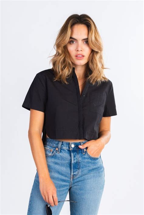 boxy cropped short sleeve button up crop tshirt outfit cropped shirt