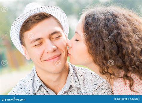 meisje die een mens op de wang kussen stock foto image  toevallig gebied
