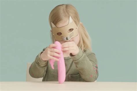 niñas con juguetes sexuales la polémica campaña contra la explotación