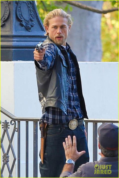 charlie hunnam points a gun while going undercover for a scene in the final season of his hit
