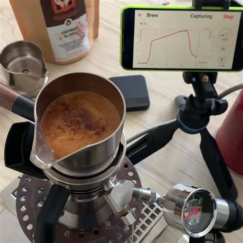 a “bottomless” 9baristaespresso shot with a naked portafilter there