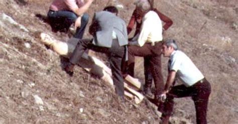 actual crime scene phot of body being found killers criminals and victims pinterest crime