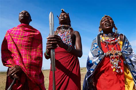 group  massai men  women singing  dancing masai mara national reserve kenya