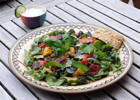 maaltijdsalade met gegrilde groenten types  salad salsa verde healty food palak paneer