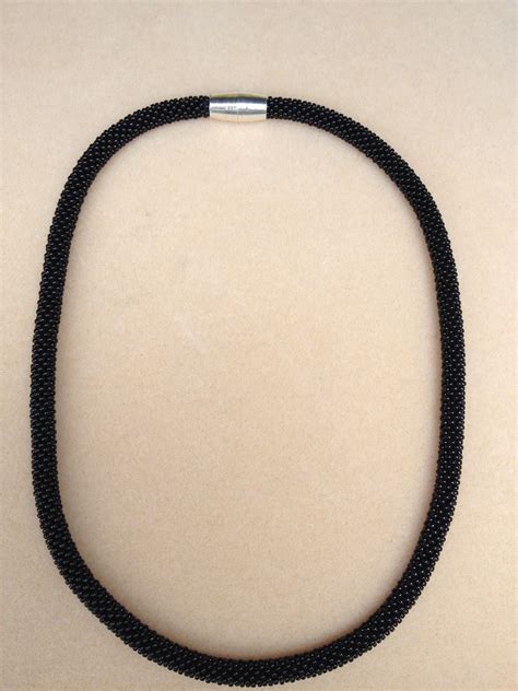 zwart halssnoer met magneetslot duits haken eigenmaak made by my hand beaded necklace en