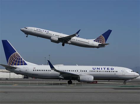 united airlines  buying   planes   massive bet   future