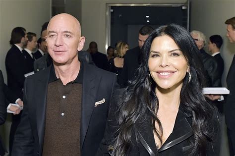 jeff bezos dumps  amazon stock splurges  la mansions art observer