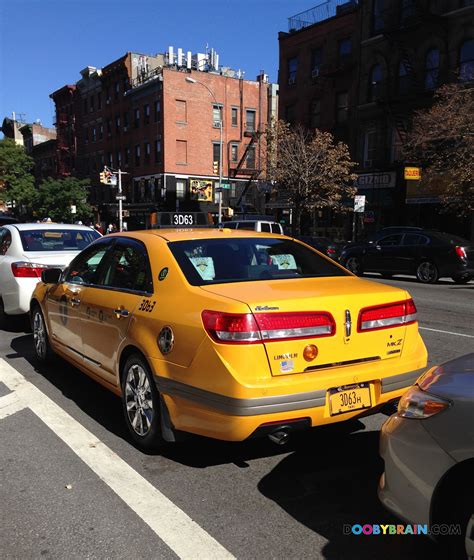 rare yellow taxi cabs   york city lincoln mkz doobybraincom