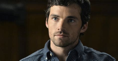 14 clues that ezra is a d on pretty little liars sorry to all ezria