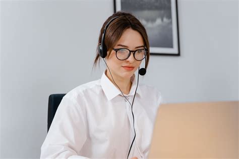 guide  call center hiring skills training  duties