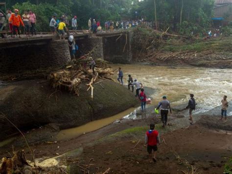 Indonesia Death Toll From Floods Landslides Climbs To 68
