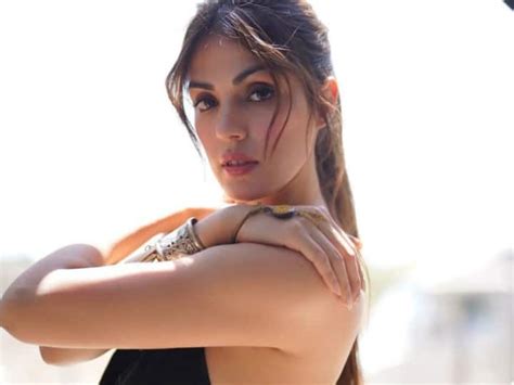 Rhea Chakraborty Gave A Befitting Reply Who Trolled Her After Sushant