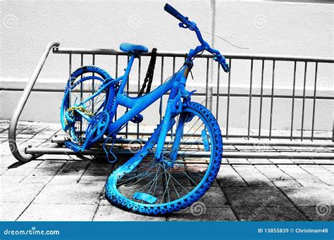 blauwe fiets stock afbeelding image  blauw fiets