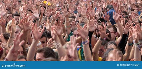 de studenten van barcelona heffen hun handen wijd tijdens demonstratie voor onafhankelijkheid op