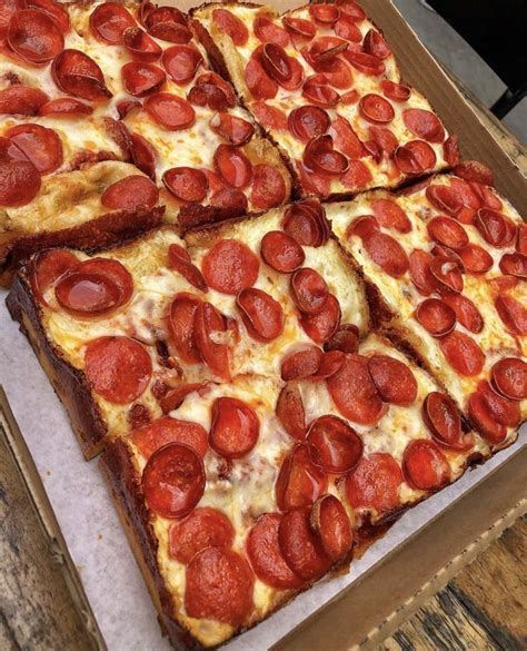𝙐𝙜𝙡𝙮𝙝𝙖𝙧𝙩 💚 Pepperoni Pizza Pepperoni Pizza