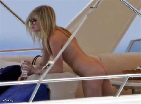 avril lavigne nude on the boat