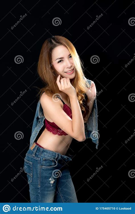 Aziatische Vrouw Sexy In Jeans Stock Foto Afbeelding Bestaande Uit