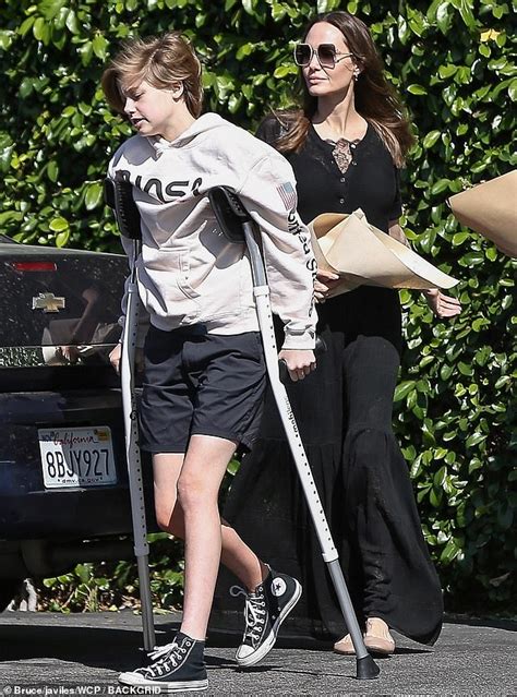 Angelina Jolie S Daughter Shiloh On Crutches After Surgery News Daily