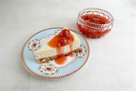 easy new york cheesecake with strawberry sauce