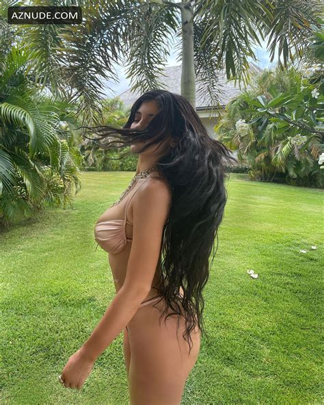 Kylie Jenner Sexy Shows Off Her Large Tits In A Photoshoot