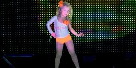 mom puts her 4 year old in a hooters outfit huffpost