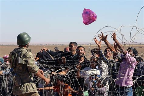 Fleeing Islamic State Fighters Syrian Refugees Stream Into Turkey