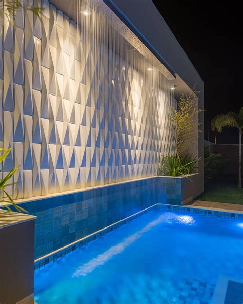 piscina  cascata de parede  revestimento   iluminacao wall washing decor salteado