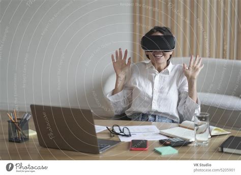 Aufgeregte Geschäftsfrau Mit Virtual Reality Brille Bei Der Arbeit Im