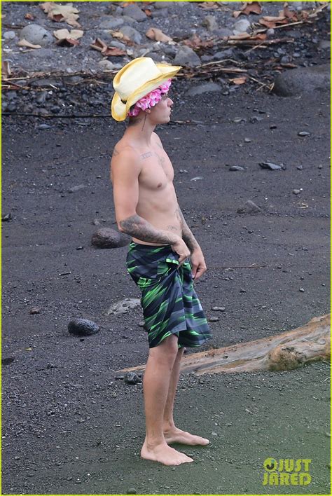 Justin Bieber Towels Off His Shirtless Body In Hawaii Photo 3729178