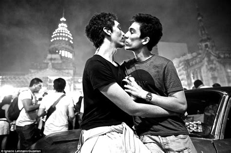 photographer ignacio lehmann captures couples kissing in