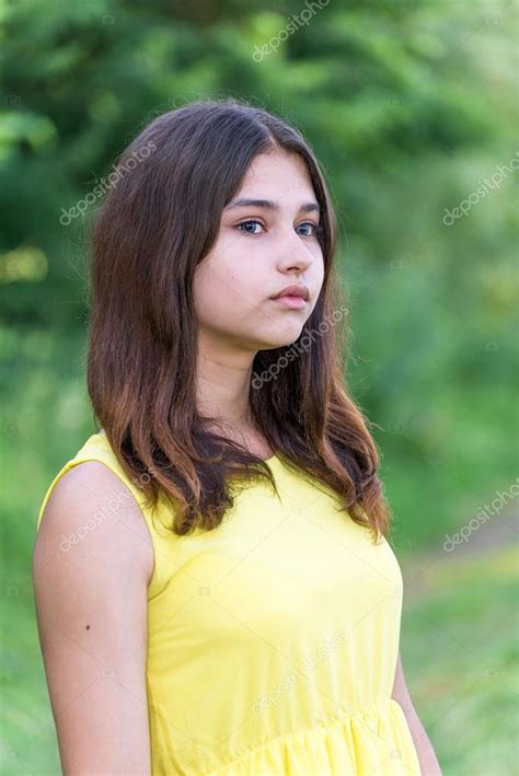 Schöne Mädchen 14 Jahre Alt Posiert Auf Natur — Stockfoto