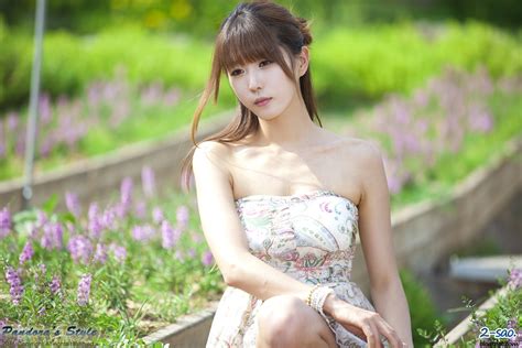 Heo Yun Mi Outdoors In A Strapless Dress The Most