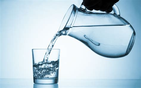 berekenen hoeveel water je  dag zou moeten drinken