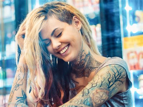 Улыбающаяся девушка с татуировками на теле обои для рабочего стола