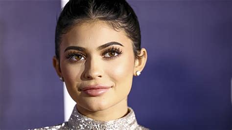 Snapchat Stock Loses 1 3 Billion After Kylie Jenner Tweet Abc7 Chicago