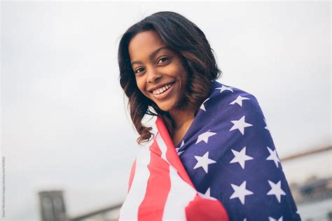 beautiful woman  american flag del colaborador de stocksy vero