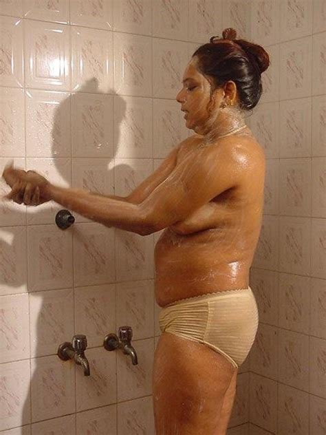 asia porn photo mallu sindhu aunty bathing series