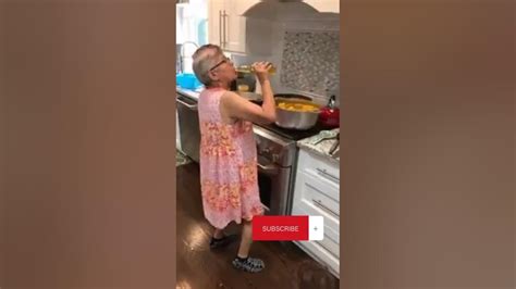 Oma Tanzt Während Sie Kocht Youtube