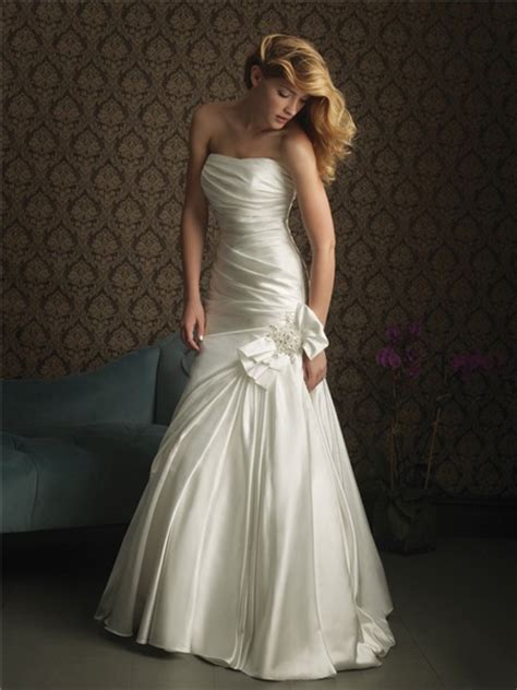 simple elegant mermaid strapless satin wedding dress with bow ruching