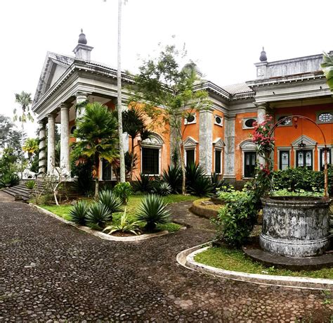 Villa Leduk Penginapan Bak Istana Yang Tersembunyi Di