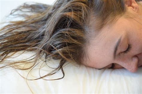 reasons     sleep  wet hair expert home tips