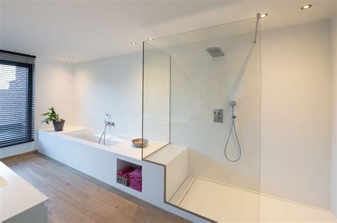 moderne badkamer uit corian badkamer modern badkamer houten vloer badkamer
